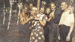 Allan ja Anton Sihvola ja heidän ystäviään Kontupohjassa 1930-luvun lopulla.