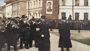 Allan Sihvola mukana Petroskoin vappuparaatissa 1950.