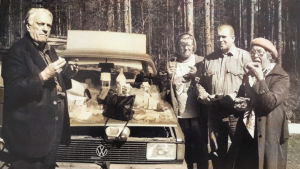 Allan, Heidi ja Isabella Sihvola muuttomatkalla Suomeen toukokuussa 1996.
