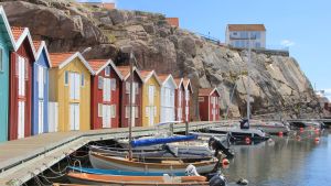 Veneitä ja värikkäitä venevajoja ruotsalaisen Smögenin kylän rannikolla.