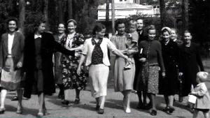 Aseveliperheiden äidit lapsineen kesälomalla Punkaharjulla (1943).