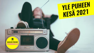 Kuvassa henkilö kuuntelee makuultaan radiota.
