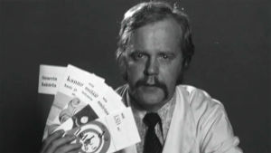 Lääkärintakissa oleva näyttelijä Tauno Karvonen esittelee huumeista kertovia valistuskirjasia tietoiskussa vuonna 1971.