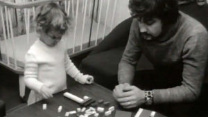 Isä leikkii lapsensa kanssa (1972).