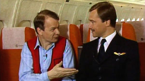Jaakko Kolmonen keskustelee lentokoneen kapteenin kanssa.