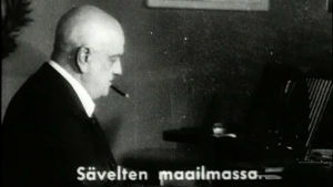 Jean Sibelius soittaa flyygeliä Ainolassa (1945).