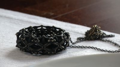 en svart talisman av brons