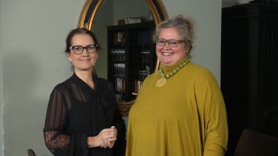 Pia-Maria Lehtola och Pia Maria Montonen framför en spegel med guldram