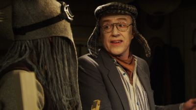 Gert Sabel är en av manusförfattarna till det jättestora juleljuset, han spelar även karaktären farfar rost. på bilden samtalar han med surpuppan som spelas av tom rejström