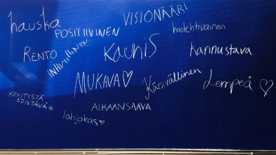 Adjektiiveja liitutaululla.