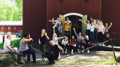 Vaskivuoren lukion kamarikuoro äänitystauolla Seutulan kappelin edustalla, toukokuu 2017.