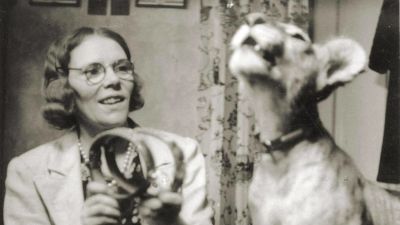 Maria Åkerblom med lejon.