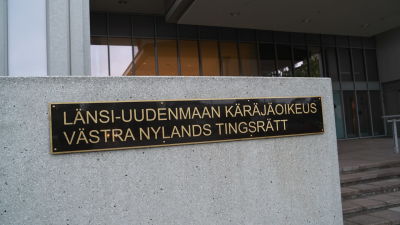 En skylt där det står Västra Nylands tingsrätt.