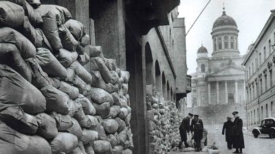 Helsingfors poliskår skyddar fönster med sandsäckar, 1940