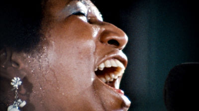 Aretha Franklin laulaa, erikoislähikuva sivulta (1972)