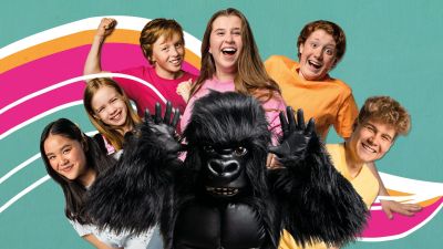 Galaxin juontajat ja gorilla.