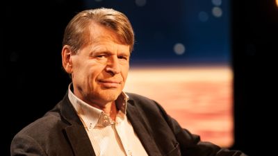Människorättsprofessorn Martin Scheinin sitter i Daniel Olins tv-studio