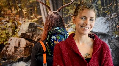 kvinna framför naturfotografi av person med hjorthorn