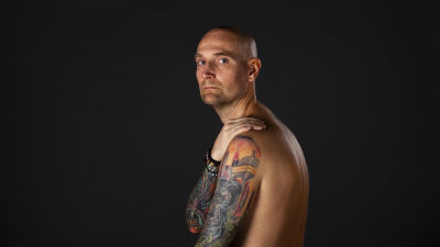 Ted Johansson med bar överkropp och tatueringar.
