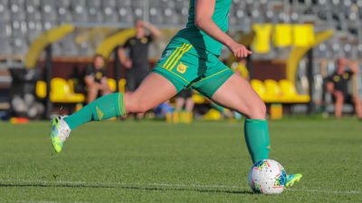 Ilves-spelare sparkar boll.