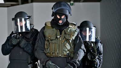 En trio från Karhugruppen, polisens beredskapsenhet visar upp sig