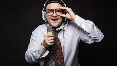 Antti Melkko on sonnustautunut Kummelihahmo Mauno Ahoseksi