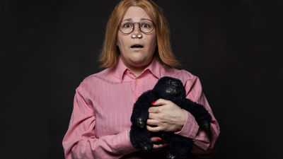 Tiia Rantanen on sonnustautunut Kummeli-hahmo eläintenhoitaja Johan Lindiksi