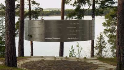 utöyan muistomerkki, johon on kaiverrettu kaikkien uhrien nimet ja iät