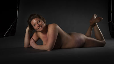 Linda Rosendal poserar avklädd i en mörk studio.