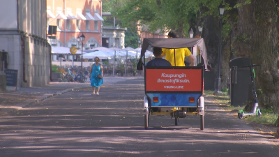 En cykeltaxi på en lummig strandgata.