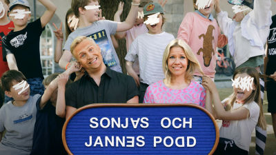 Sonja och Janne poserar på ett klassfoto tillsammans med busiga anonyma barn, som frar Sonja i håret och river Janne i örat. De håller i en stor skylt med texten "Sonjas och Jannes podd" där endel bokstäver är lite felvända.