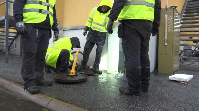 Vaasassa asennetaan neljän huoltomiehen voimin rottaloukkua viemäriin Klemettilän kaupunginosassa.