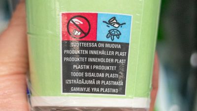 Sköldpaddemärkning. Illustrerad bild på sköldpadda och plastskräp.