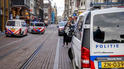 Poliisin ajoveuvoja pysäköitynä kadun varteen Amsterdamissa.