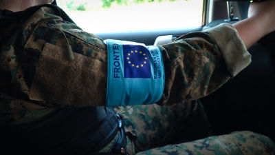 Suomalainen rajavartija kantaa Euroopan rajavirasto Frontexin -merkkiä Liettuassa.