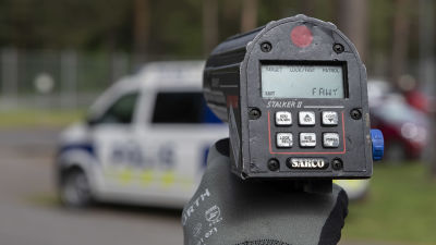 Närbild på polisens hastighetsmätare.