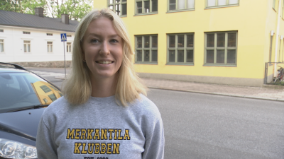 Matilda Mäkelä står framför Asa-huset i Åbo.