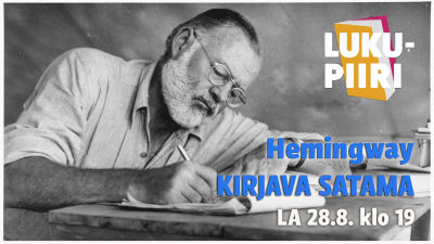 Nobelkirjailija Ernest Hemingway kirjoittaa pöydän ääressä Kenian Campsitessa vuonna 1926.