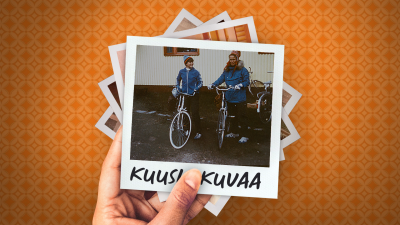 Kuvassa oranssi tausta, jossa polaroid-kuva. Polaroidissa lukee alareunassa Kuusi kuvaa ja kuvassa on Priitta Pöyhtäri-Tröen 13-vuotiaana äitinsä kanssa. Molemmilla on siniset takit ja pyörät.