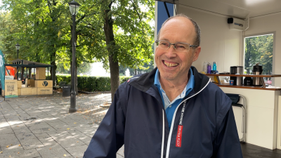 Tore Wiik skrattar.