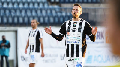 Kasper Hämäläinen gestikulerar.