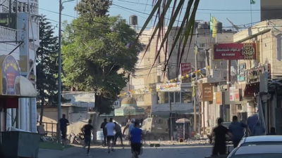 I Beit Anan, utanför Jerusalem, kastade palestinska undomar sten mot israeliska militärfordon på söndag förmiddag efter nattens räder.