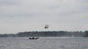 Sjöräddningsövning 2015. Räddningshelikopter räddar person ur vattnet under en sjöräddningsövning i Vasa hösten 2015.