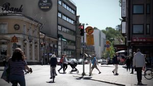 I Åbo får psykologerna tävla om de lediga jobben - i Österbotten är det kommunerna som tävlar om att locka psykologerna. Fotgängare och cyklister vid utkanten av Salutorget i Åbo.
