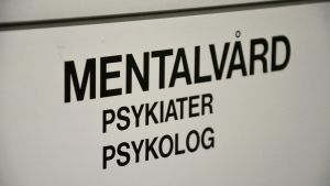 Mentalvården är tvärvetenskaplig och kräver samarbete på bred front. En vit skylt med svart text: Mentalvård, psykiater, psykolog