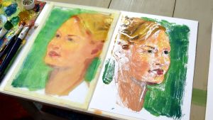 Ett porträtt av en kvinna, skapat med konsttekniken monoprint.
