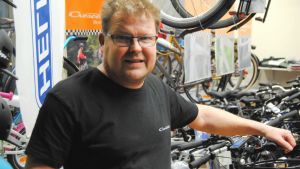 Dubbdäck, hjälm och varma kläder ska man ha då man cyklar på vintern, säger Magnus Westerlund. En person står vid en rad cyklar.