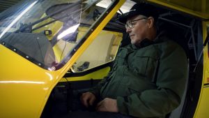 Leif Viljanen skaffade sig för några år sedan ett eget flygplan som är utrustat med fallskärm. Leif Viljanen i cockpiten på sitt flygplan.