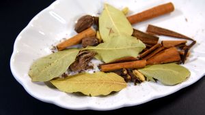 Garam masala mausteita lautasella
