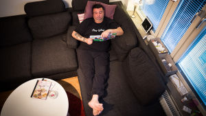 Från räddningsdykare till ett liv begränsat inomhus. Hassan är frustrerad och vilar mycket hemma på soffan på grund av smärtor och trötthet. Från räddningsdykare till ett liv begränsat inomhus. Hassan är frustrerad och vilar mycket hemma på soffan på grund av smärtor och trötthet.